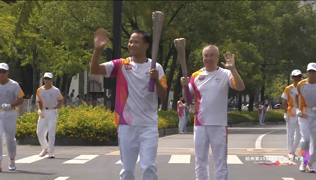 上热搜！嘉宝莉接过亚运会火炬第70棒！