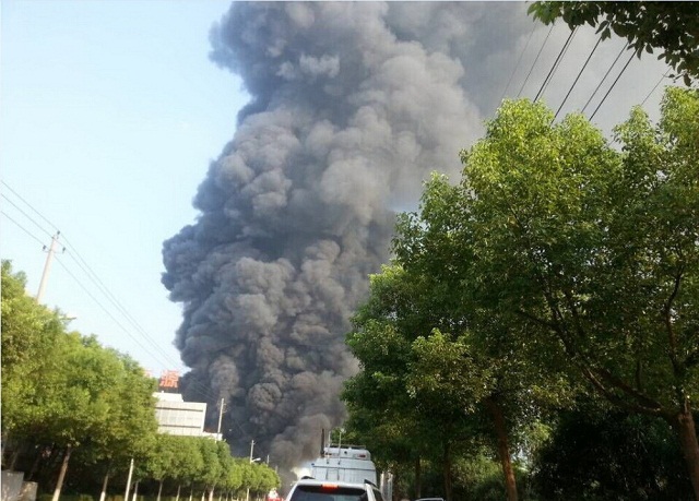 浙江丽水一化工厂发生爆炸 黑烟冒出百米高