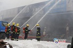 广州番禺一装饰城凌晨突发大火 燃烧面积达500平方米