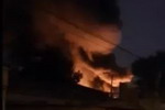 安全事故！哈尔滨道外区油漆厂院内爆炸起火，不断冒着浓烟